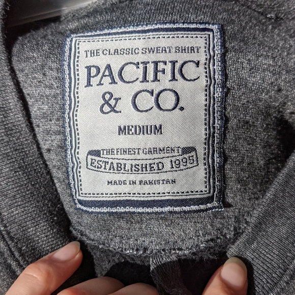 CREW NECK SWEATSHIRT GOLD LETTERING "What Happens in Vegas" PULLOVER Size Medium - Picture 3 of 7